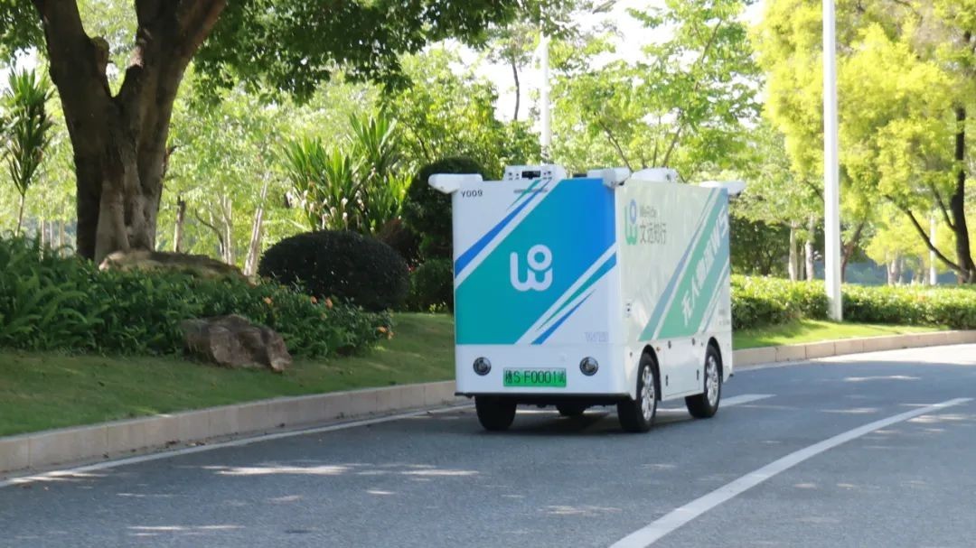 汕尾街头惊现高科技无人驾驶快递车未来应用场景广泛(图1)