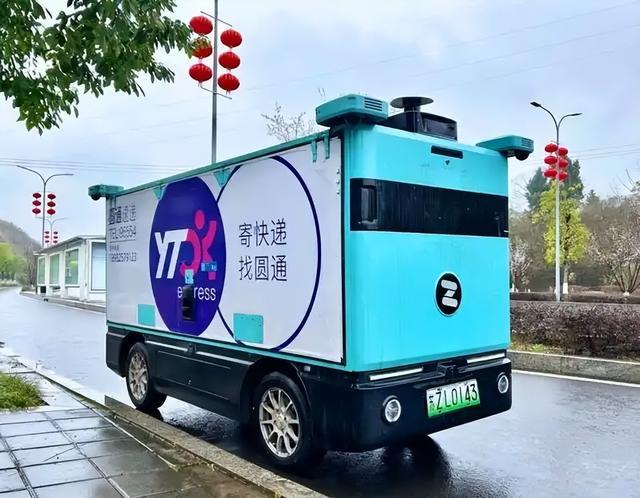 笑翻了！无人驾驶快递车压到大妈晒的BWIN花生被拦下挨打了！(图12)