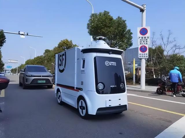 笑翻了！无人驾驶快递车压到大妈晒的BWIN花生被拦下挨打了！(图17)