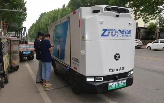 笑翻了！无人驾驶快递车压到大妈晒的BWIN花生被拦下挨打了！(图15)