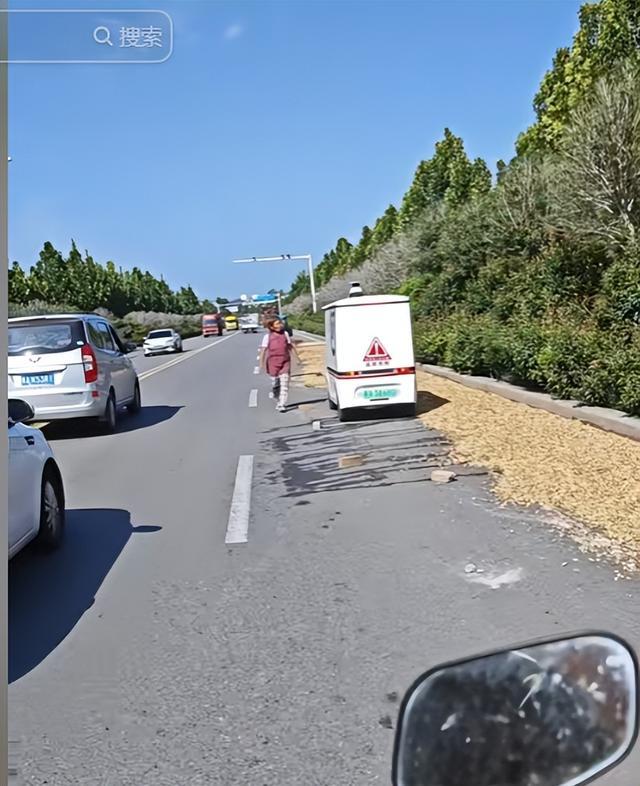 笑翻了！无人驾驶快递车压到大妈晒的BWIN花生被拦下挨打了！(图20)