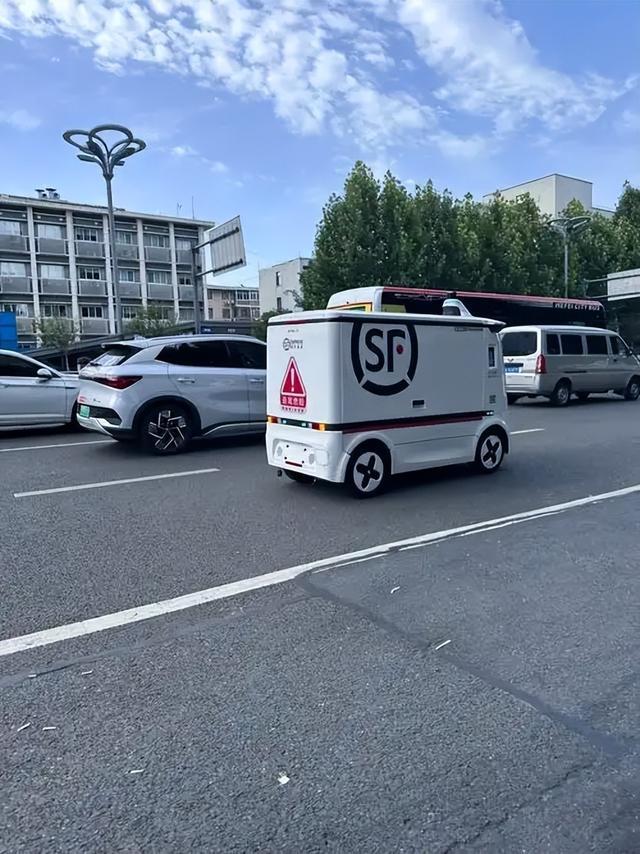 笑翻了！无人驾驶快递车压到大妈晒的BWIN花生被拦下挨打了！(图19)