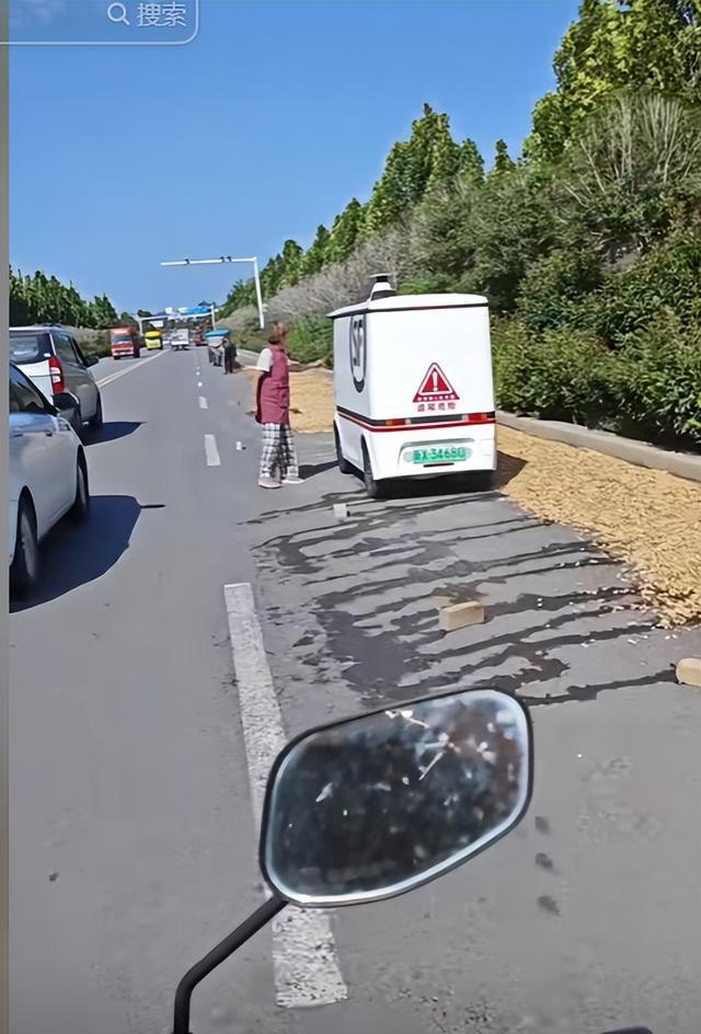 笑翻了！无人驾驶快递车压到大妈晒的BWIN花生被拦下挨打了！(图22)