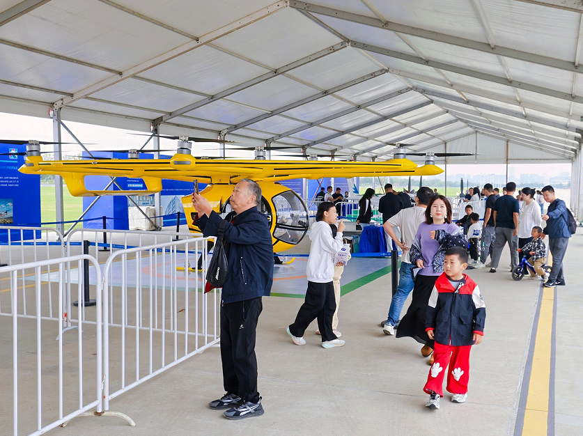 必赢中国【2025世界制造业大会】炫酷！超100件无人装备集结合肥骆岗公园(图1)