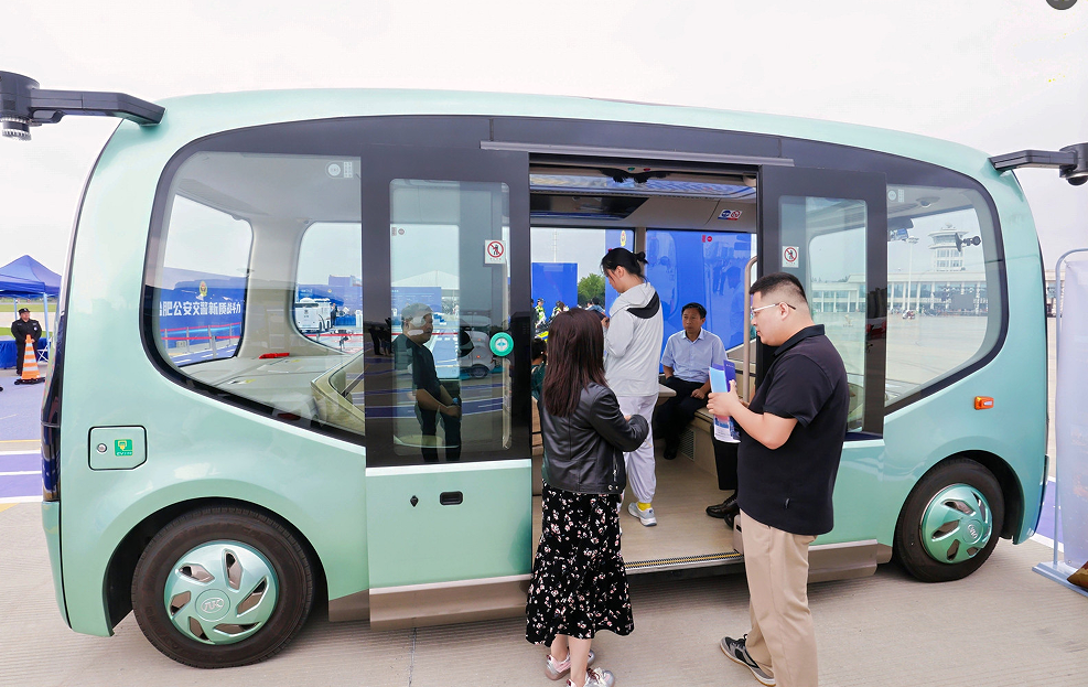 必赢中国【2025世界制造业大会】炫酷！超100件无人装备集结合肥骆岗公园(图2)