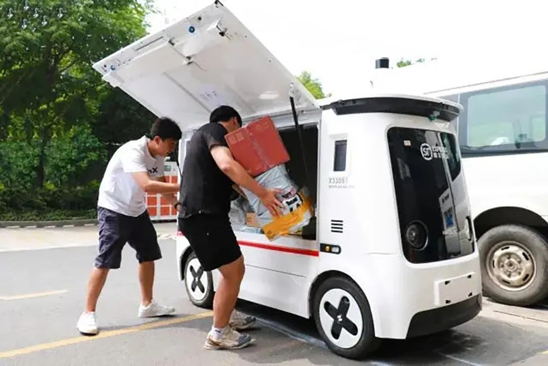 南BWIN京无人配送车(图1)