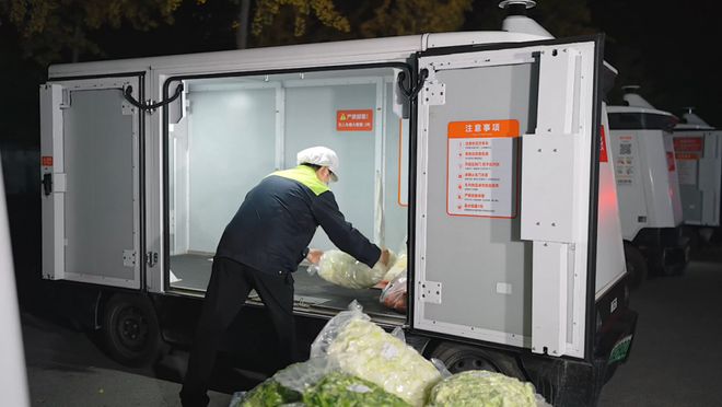 夜幕下的无人配送车：“省下一半钱”的选择(图1)