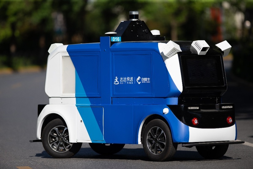 科技感拉满！京东快递无人驾驶配送车亮相延吉街头引热议(图1)