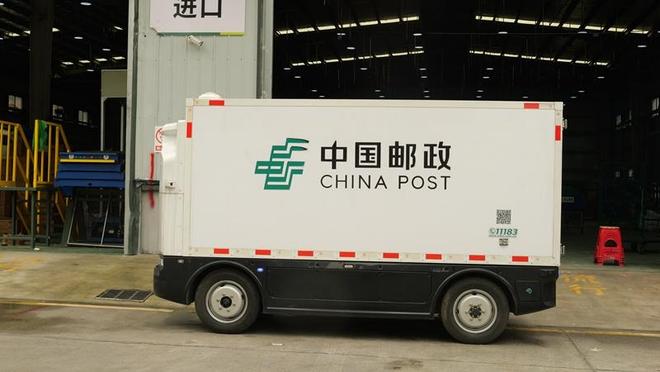 松桃邮政无人快递车“上岗” 跑出智慧BWIN物流“加速度”(图1)