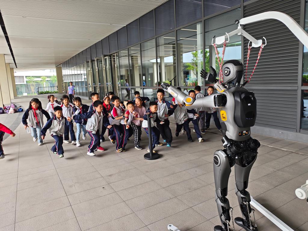 必赢中国逛超级工厂、乘空中列车在科技之城感受创脉动(图1)
