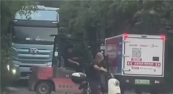 无人快递车与货车僵持20分钟不避让最终被叉车硬核移走(图1)