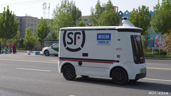 新疆温宿：无人物流车“上岗” 智能配送效率高(图1)